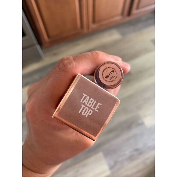 Jeffree Star Cosmetics The Gloss Table Top-Soft nude with a high-shine finish - Picture 5 of 5